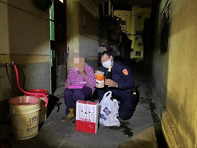 關懷弱勢拾荒婦，大林暖警送幸福