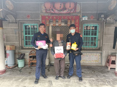 關懷轄區中風翁，警贈物資顧弱勢
