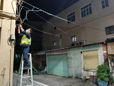 電線垂落隨風飄，警化身水電工救援2