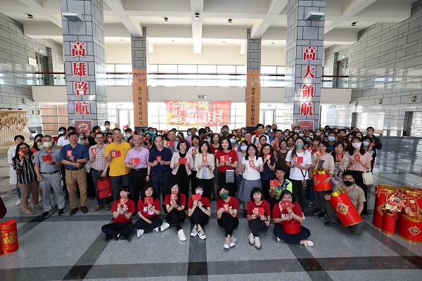 高雄大學龍年新春團拜 校長陳月端致贈開春紅包 感謝全校齊心推動校務2