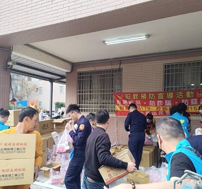 鼓山警結合福氣道場發送物資 居民安心過好年1