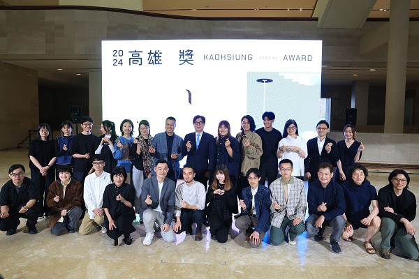 《2024 高雄獎》授獎儀式 謝其軒、陳彥齊及胡家瑜 三位得主 胡家瑜-創辦28屆第一位原住民藝術家首獎得主 - 人聞財經報