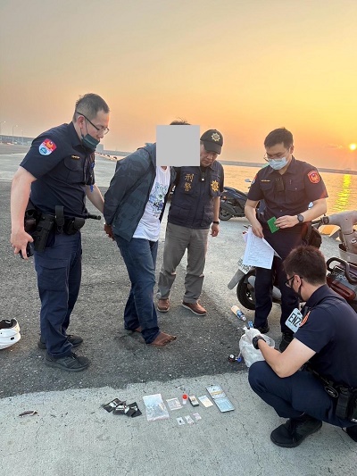 3男相約商港區釣魚，遭取締因藏毒心虛逃逸 高港警對空鳴槍，強力壓制逮人1
