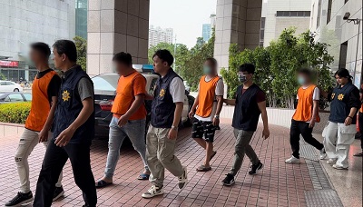 不滿網路遭嗆 開車撞毀住宅鐵捲門 前鎮警二小時逮7人送辦1