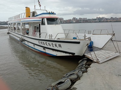八里渡輪受困沙洲，航港局要求確保船舶適航性，新北市政府已勒令業者停駛並要求提出檢討報告1