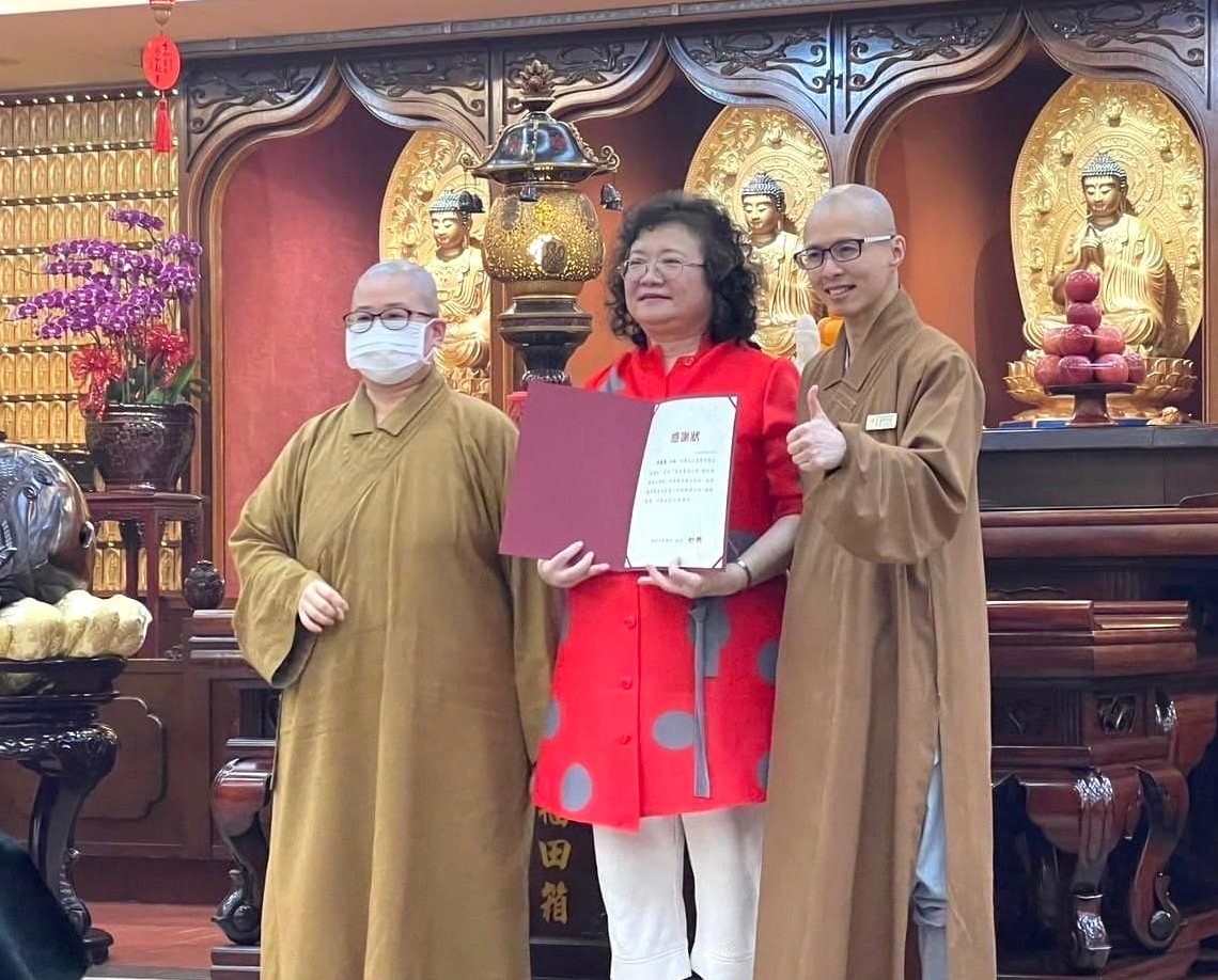 大樓倒塌人心不倒 胡一虎家族送暖慰安地震災民 紀念模範父親百歲冥誕1