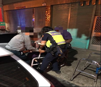 小港暖警協助老婆婆安心返家