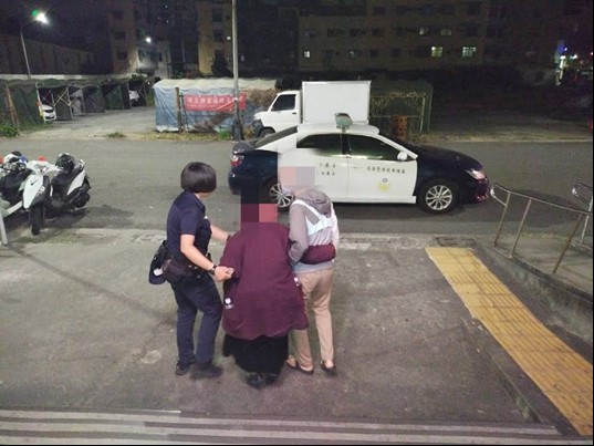 巡邏眼尖發現迷失老人，警協助通知家屬安全返家