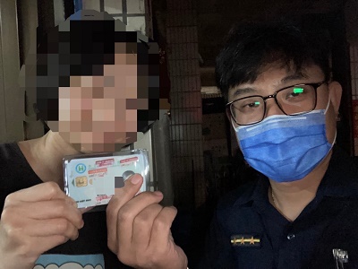 老婦遺失健保卡，熱心警親送家中發還