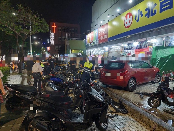 駕駛身體不適 自小客車衝撞19輛機車 撞傷6人3