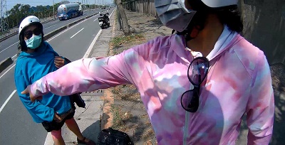 驚見路中有包包，失主折返警發還1