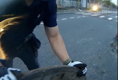 人孔蓋掀飛車爆胎 警徒手排除護交安