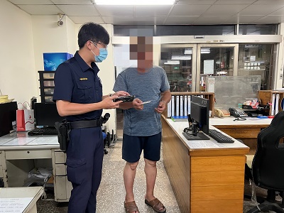 前車手機突飛落，熱心報警速發還