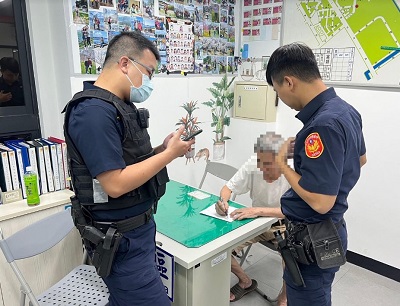 失智翁離家迷途 警查出身分助返家