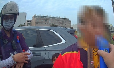 女子交通違規遭攔查後神情心虛，竟是酒駕