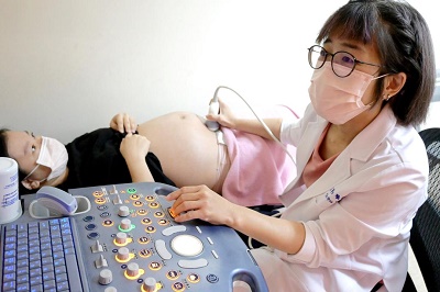 媽呀我有了？！妙齡女腹痛腳腫還出血 沒發現懷孕竟差點送命 婦產科 葛菁如主任