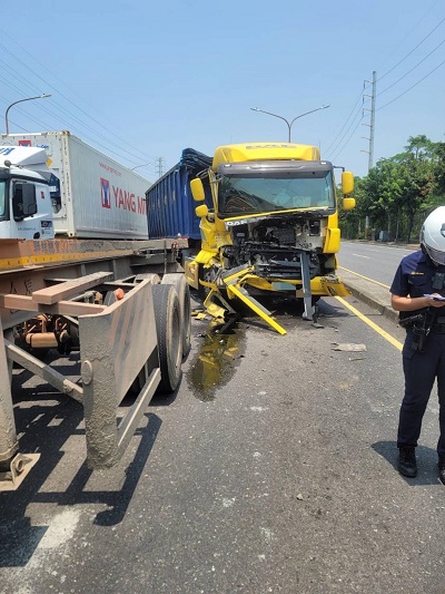 小港區沿海二路 半聯結車撞半聯結車 再追撞自小客車2