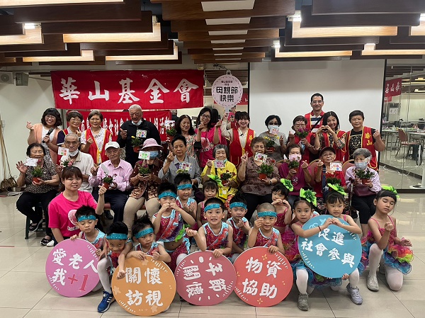 幼童化身小金孫 陪伴獨居奶奶母親節植栽初體驗1