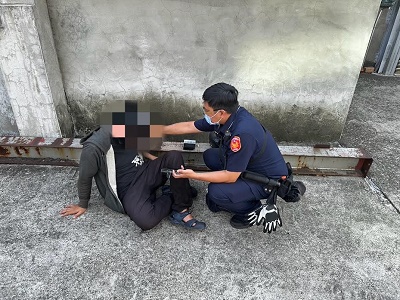 男子病發癱軟路旁，警耐心溝通協助就醫