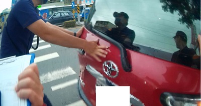男子車禍車輛故障卡路中 熱心警協助推車排除障礙