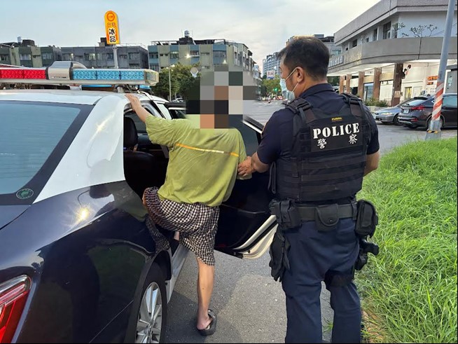 翁失智自行從醫院搭車離開，小港警暖心協助返家