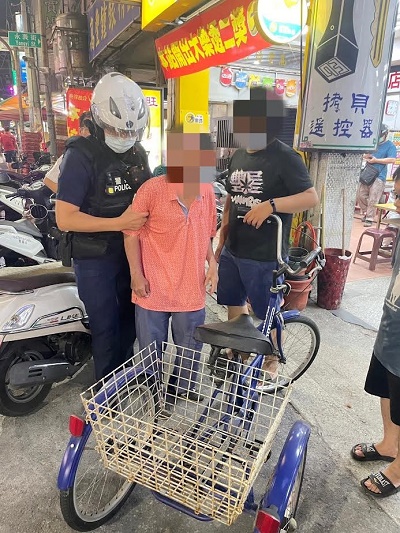 老翁出門打鑰匙忘記要回家，小港警逐戶找到家人載送返家