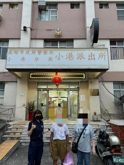 老翁自稱想看海從市區騎到港邊迷路，小港警暖心協助找到家人送返家