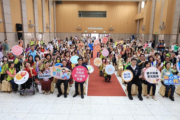 高雄表揚40位美力媽媽 多元形象母職守護家庭 獻給最愛的媽媽！母親節快樂1