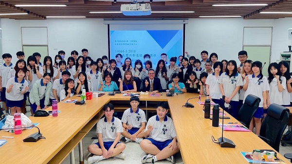 高雄高商與雲科大培訓ESG產業新尖兵，首批52名學生通過並領取教育訓練證書1