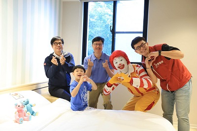 高雄麥當勞叔叔之家啟用 陳其邁襯衫化身麥麥熊贈病童獻祝福3
