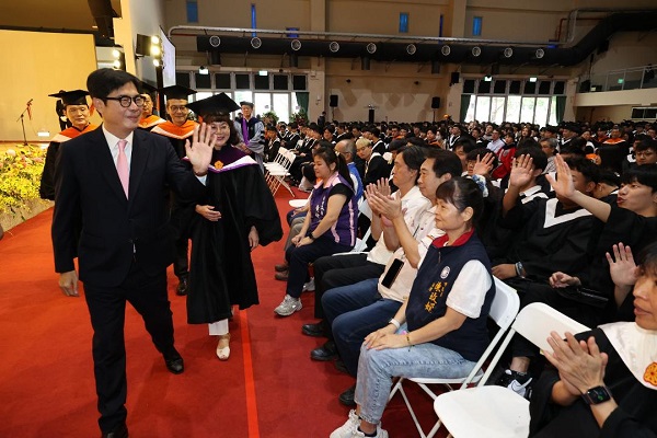 高雄大學第21屆畢業典禮 校長陳月端:發揮跨域能力迎戰AI浪潮、數位轉型 - 人聞財經報
