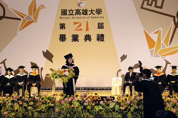 高雄大學第21屆畢業典禮 校長陳月端：發揮跨域能力迎戰AI浪潮、數位轉型1