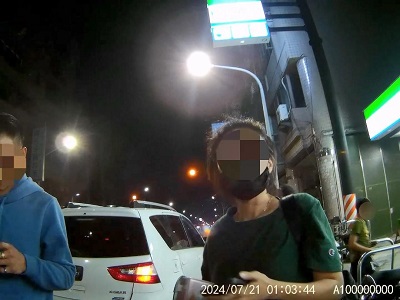 乘客遭通緝，駕駛心虛欲逃跑，最終駕駛及乘客雙雙露餡遭逮