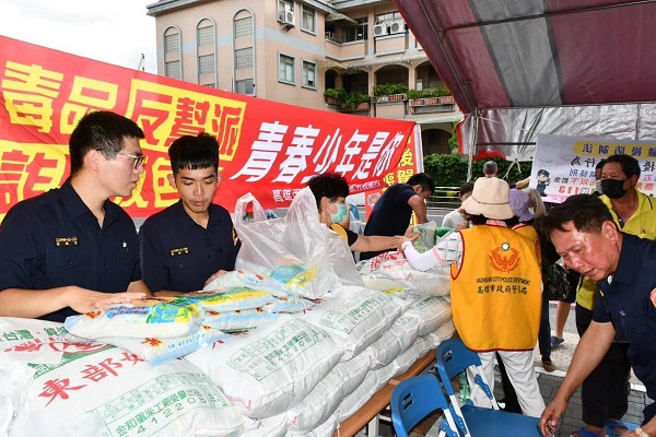 仁武警攜手大寮代巡五龍宮共行善舉 捐贈千包白米送愛心1