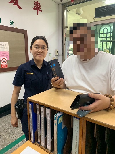 冷氣維修師傅於施工時手機掉落，警聯繫到僱主通知認領