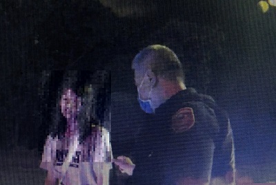 凌晨妙齡女路邊哭泣小港警暖關懷