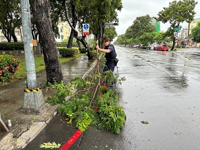 凱米颱風襲台！高雄狂風暴雨路樹倒塌，小港警速清道恢復交通