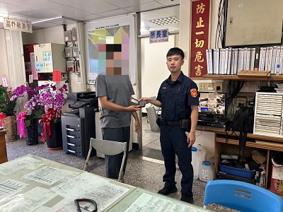 前車皮夾突飛落，熱心報警速發還