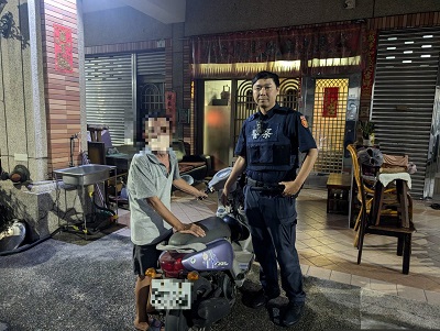 失智老翁迷途 小港警協助返家