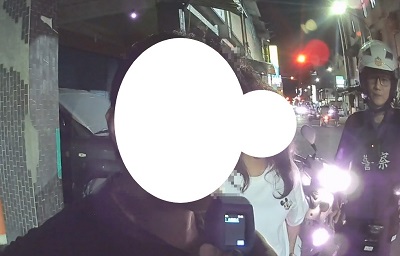女子無照駕車違規遭攔，酒測值超標家門前被逮