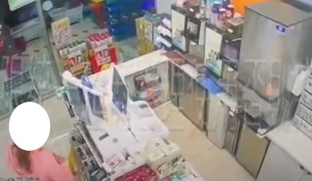 女性慣竊趁超商店員不注意，擅自竊募款箱財物，竊超商代收包裹