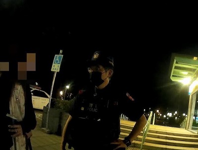 女搭錯捷運站跟媽媽吵架，警耐心相勸協助返家