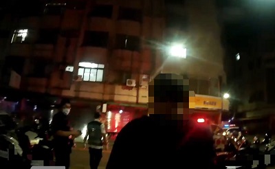 婦身體不適牽車摔倒 小港警攙扶返家