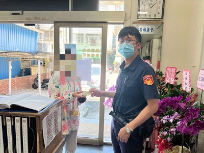 拿完包裹掉證件，民眾報警速發還