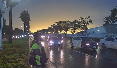 狂風暴雨樹幹斷落擋道，小港警迅速清道