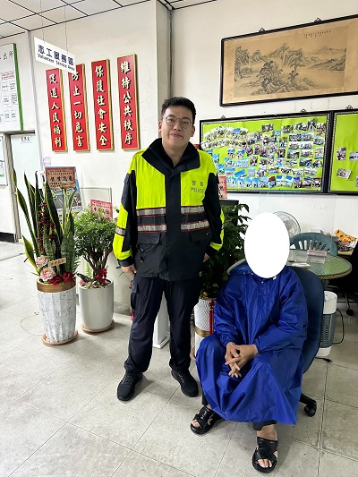 獨居老婦颱風天洗腎途中淹水機車拋錨，熱心警巡邏發現帶返所協助