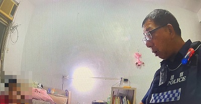 獨居身障者跌落在地，警消到場破門協助扶起