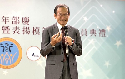 義大醫院杜元坤院長榮獲衛福部頒發 「二等衛生福利專業獎章」1