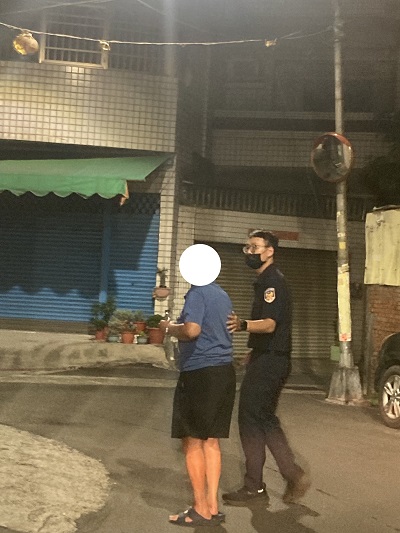 老翁迷途 小港暖警協助返家