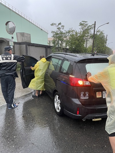 誤闖淹水區拋錨路中，警助推車停妥